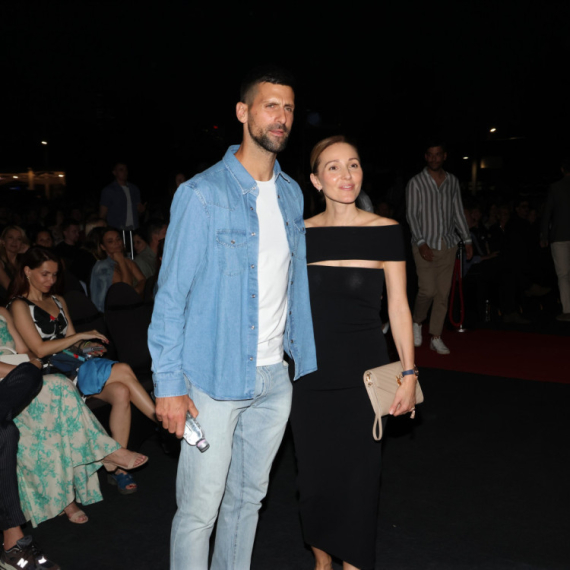Novak i Jelena na koncertu u Beogradu: On u ležernom, a ona u zanosnom izdanju FOTO
