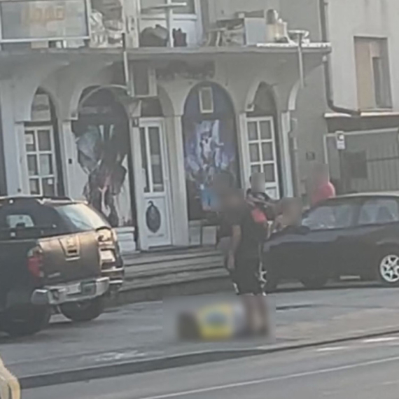 Strašno nasilje u Čačku: Mladić šutirao devojku dok je ležala na sred ulice i plakala FOTO/VIDEO