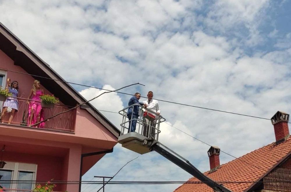 Potez o kojem bruji Šumadija: Mladoženja se dizalicom popeo po jabuku, pa je skinuo bez pucanja VIDEO