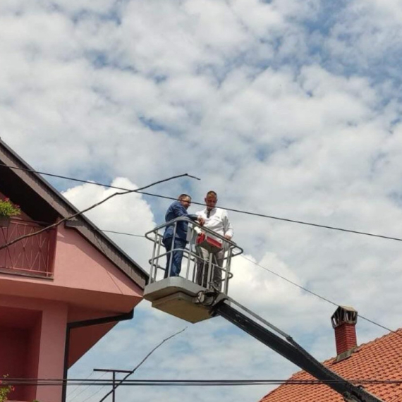 Potez o kojem bruji Šumadija: Mladoženja se dizalicom popeo po jabuku, pa je skinuo bez pucanja VIDEO