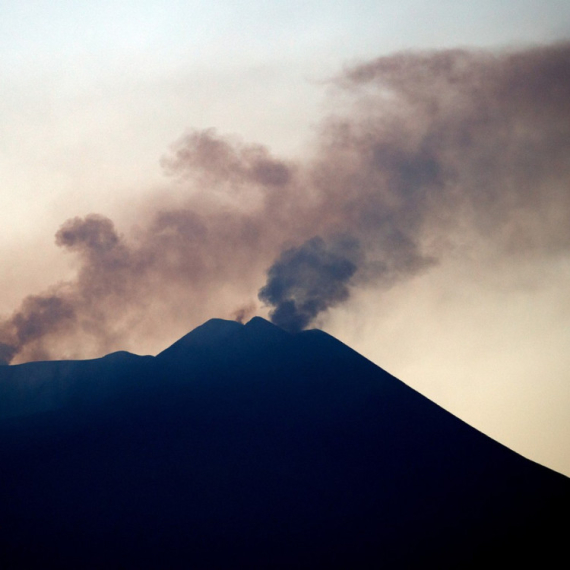 Aktivirao se vulkan: Izbacuje dim do 1.600 metara u vis; Ostrvu preti opasnost VIDEO