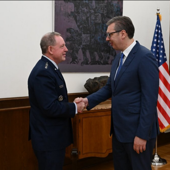 Vučić sa generalom Vazduhoplovne komande NATO: Hvala Vam što ste garant mira našeg naroda na KiM FOTO