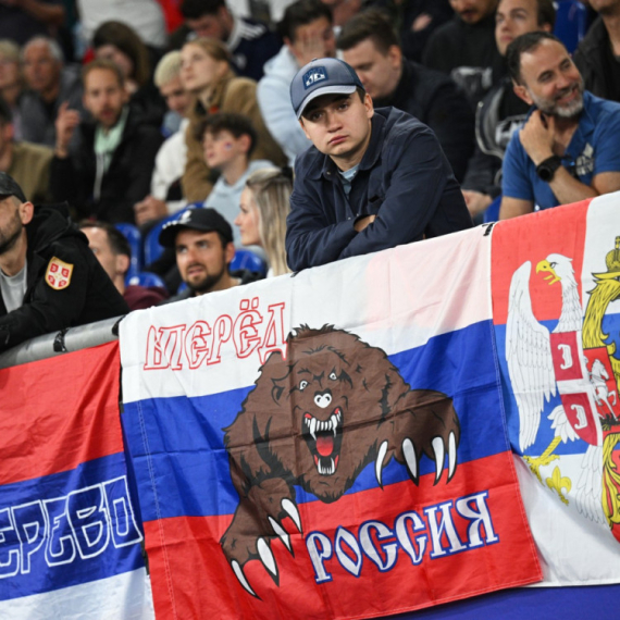 Rusi nadmudrili obezbeđenje i ušli na meč Srbije sa ruskim zastavama VIDEO