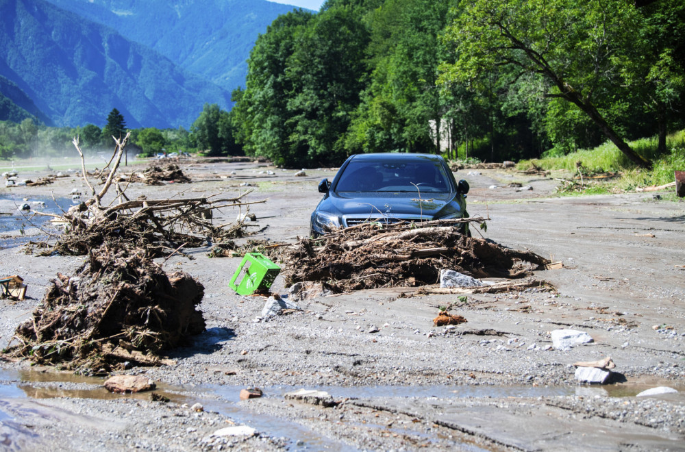 Snažna oluja napravila rusvaj: Tri osobe zatrpane, mesto odsečeno od sveta VIDEO