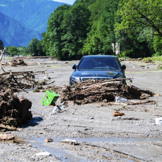 Snažna oluja napravila rusvaj: Tri osobe zatrpane, mesto odsečeno od sveta VIDEO