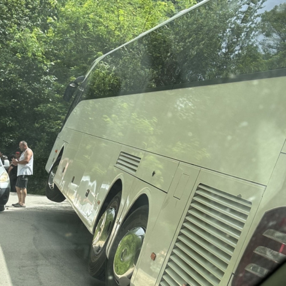 Haos kod Kosjerića: Krcat autobus sleteo sa puta FOTO
