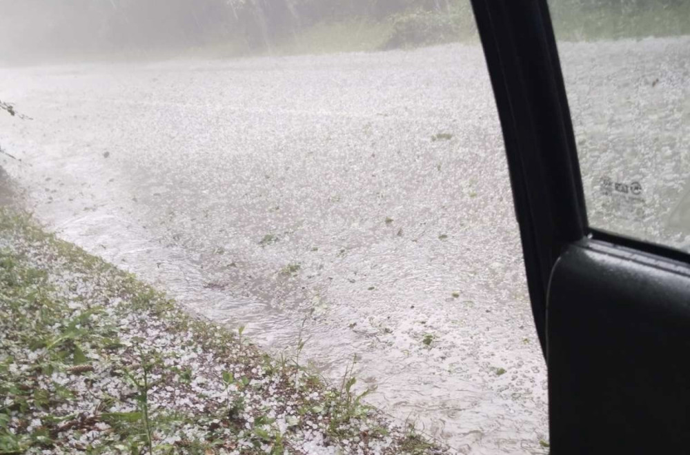 Dok Beograd gori: Nevreme pogodilo sever Vojvodine, padao grad veličine lešnika