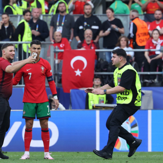 Redar "pokosio" Ramosa, šest upadača na teren zbog selfija sa Ronaldom VIDEO