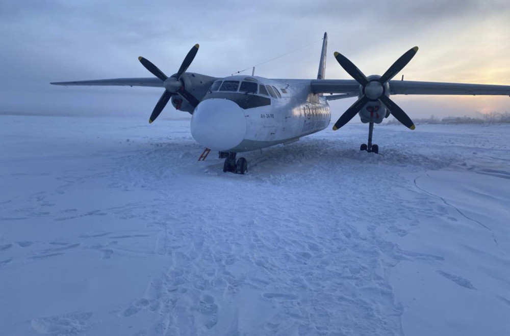 Na ruskom avionu An-24 pukla guma prilikom sletanja: Nema povređenih