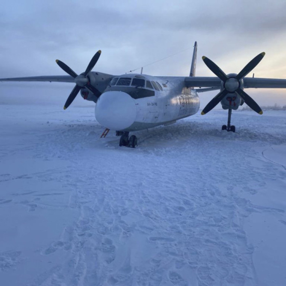 Na ruskom avionu An-24 pukla guma prilikom sletanja: Nema povređenih
