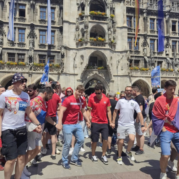 Srpski navijači opleli kolo u Minhenu VIDEO