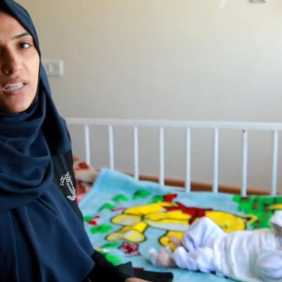 Izrael i Palestinci: Očajna majka moli za hranu za njenu petomesečnu bebu