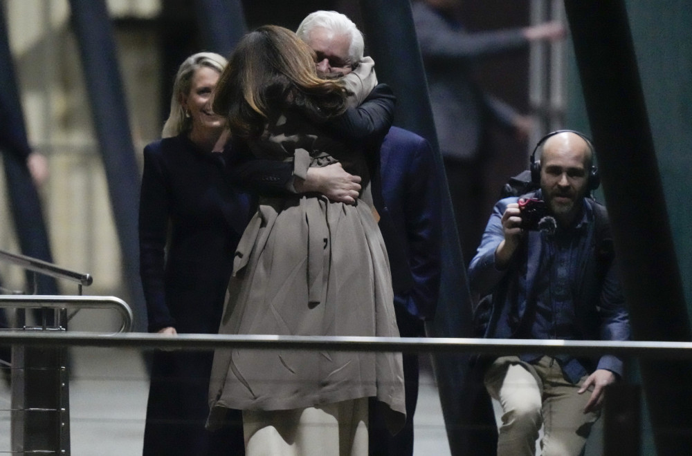 Izašao i zagrlio nju: Dirljive fotografije Asanža nakon dolaska kući FOTO