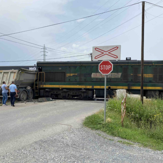 Sudar lokomotive i kamiona kod Loznice: Policija vrši uviđaj