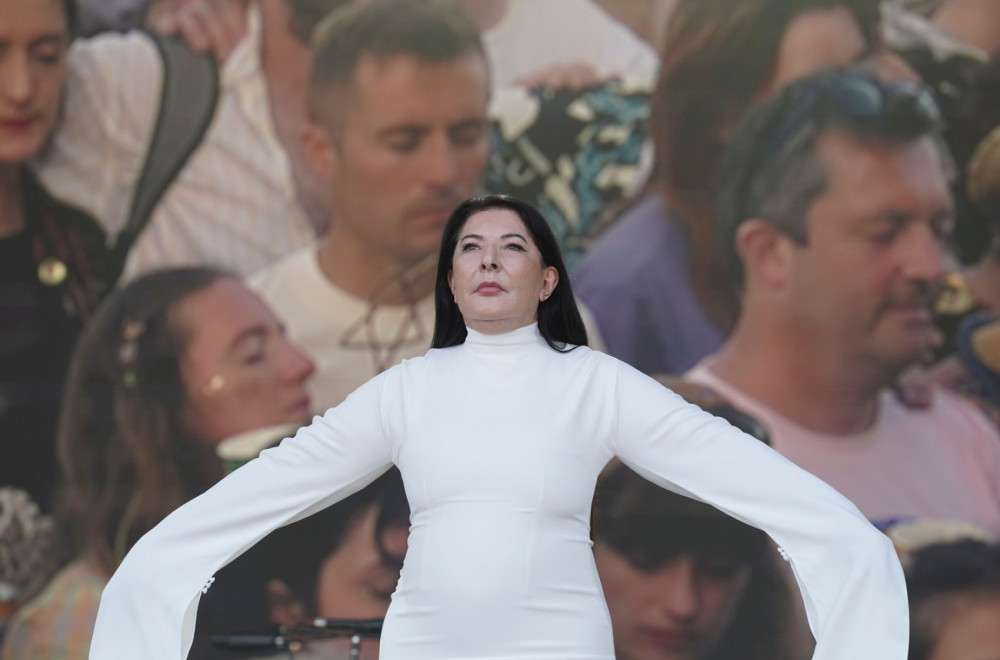 Marina Abramović "ućutkala" publiku najvažnijeg festivala na svetu: "Javna intervencija za mir" FOTO/VIDEO