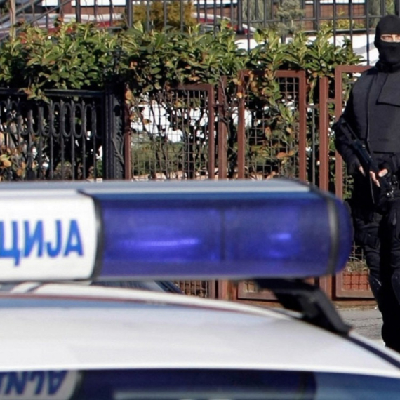 U Beogradu uhapšena osoba kod koje je pronađen samostrel FOTO