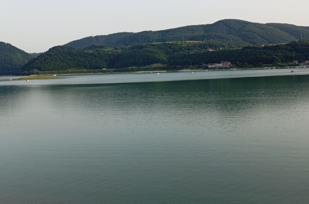 Drama na Zlatarskom jezeru: Muškarac se prevrnuo sa gumenog čamca i nestao bez traga