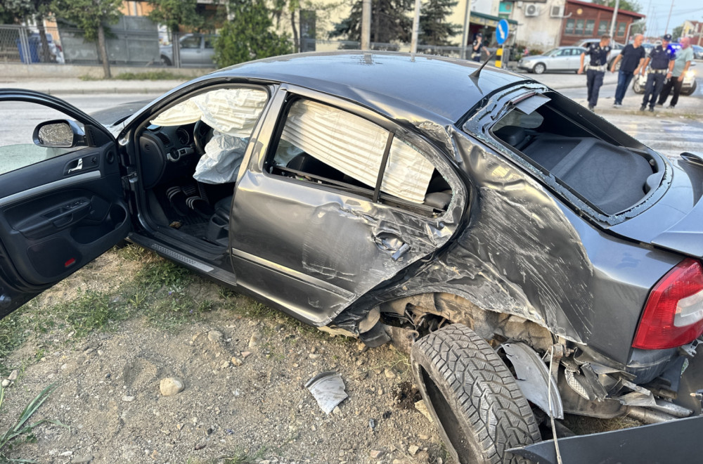 Horor na kružnom toku: Automobilom udario devojku na motoru FOTO