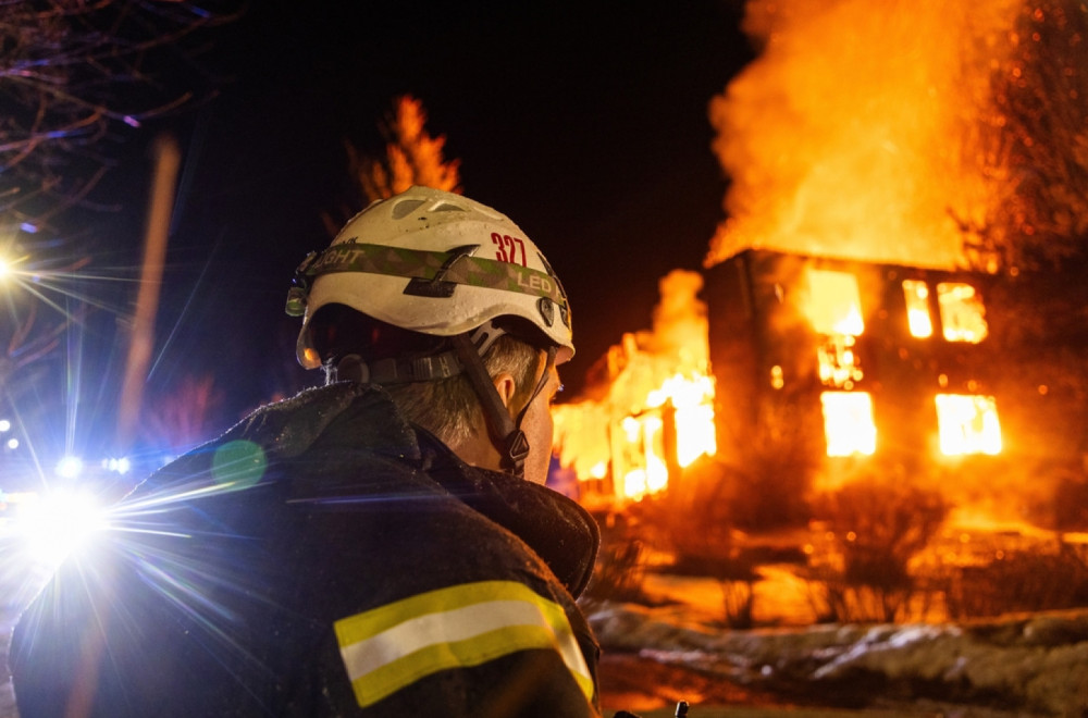 Stravične scene iz Smedereva: Udario grom, plamen zahvatio tri kuće; "U trenutku izgubiš dom" FOTO/VIDEO