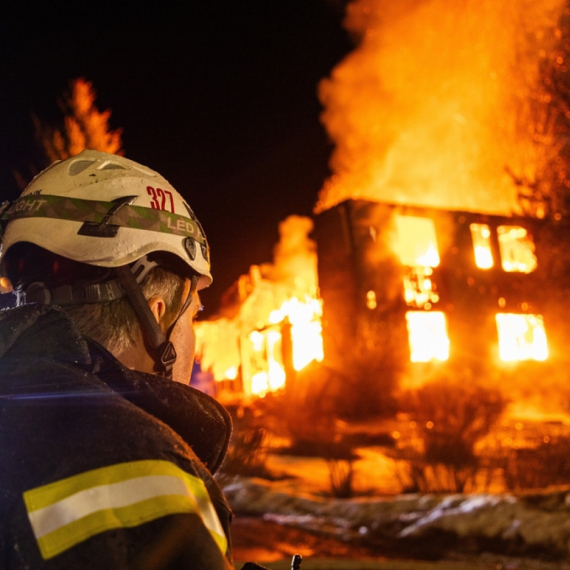 Stravične scene iz Smedereva: Udario grom, plamen zahvatio tri kuće; "U trenutku izgubiš dom" FOTO/VIDEO