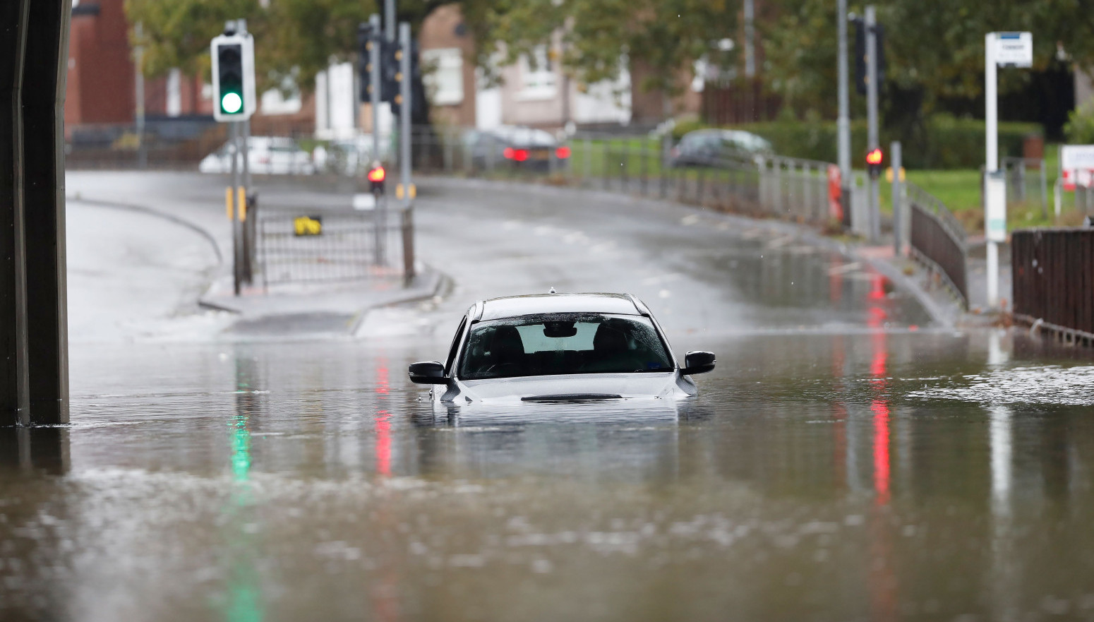 Šta ako uđete autom u poplavljenu ulicu? Ovi koraci su ključni da se spasite!