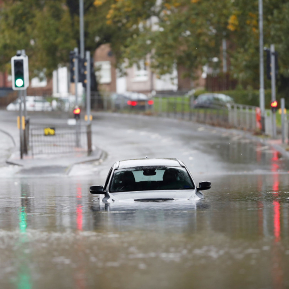 Šta ako uđete autom u poplavljenu ulicu? Ovi koraci su ključni da se spasite!