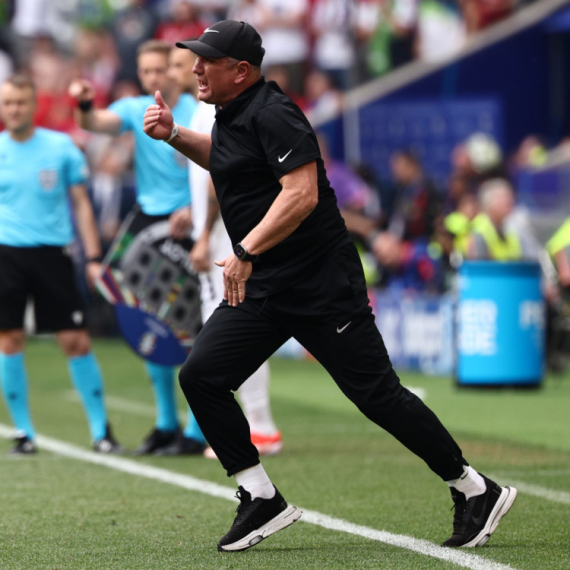 Zašto je selektor Slovenije dobio crveni karton posle Ronaldovog penala? VIDEO