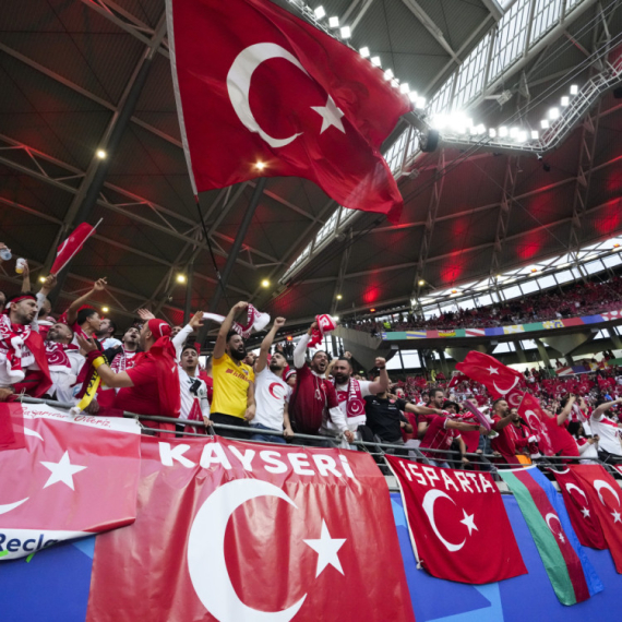 Turcima teško pao poraz – opšta tuča sa holandskim navijačima VIDEO