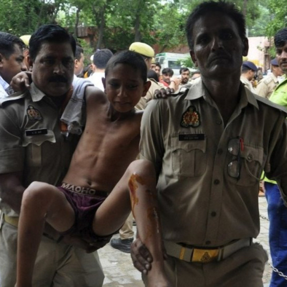 Više od sto ljudi poginulo u stampedu na verskom skupu u Indiji