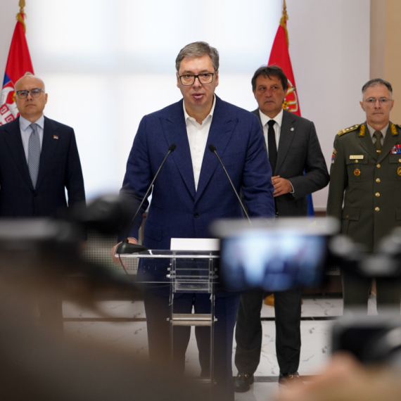 Vučić: Primetili smo podizanje albanskih bajraktara iz Đakovice; Moramo odbiti svakog potencijalnog agresora