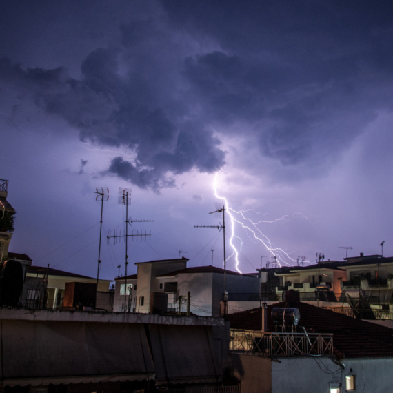 Zamračilo se nebo nad Grčkom, turisti u strahu FOTO
