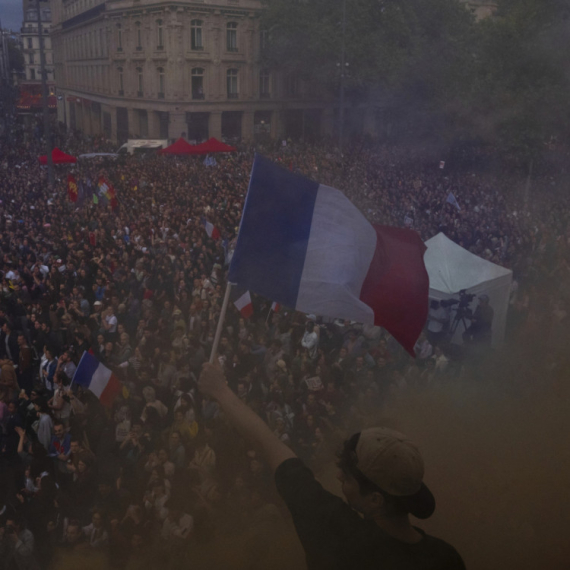Francuska izvodi 30.000 policajaca na ulice