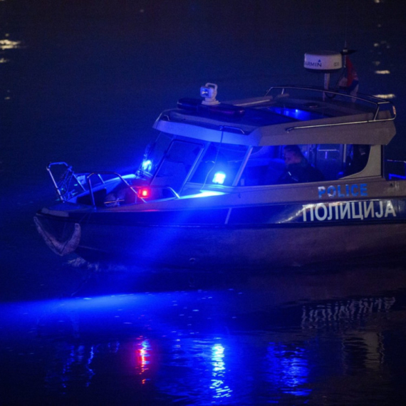 Užas na Savskom keju: Čamac potonuo nakon sudara sa teretnim brodom; Traga se za dve osobe VIDEO
