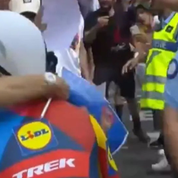 Tur de Frans: Biciklista kažnjen jer je tokom trke poljubio suprugu