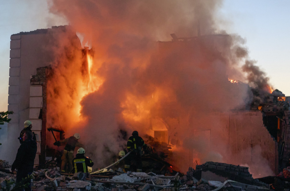 Feuer breitet sich in Krakujevac aus, Explosionen hallen wider: Feuerwehrleute vor Ort, Polizei blockiert alles Video