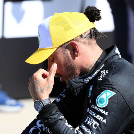 Hamilton pobedio posle 945 dana i srušio rekord, pa se rasplakao VIDEO