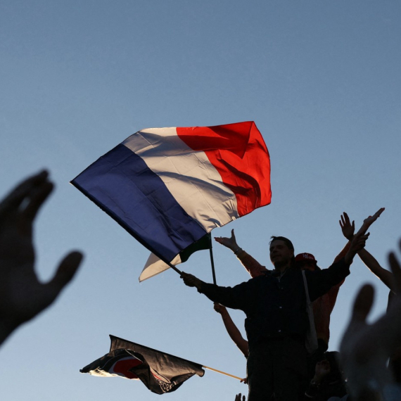 Izbori u Francuskoj: Slavlje u Parizu; "Makron mora da prizna poraz"; Premijer podnosi ostavku? FOTO