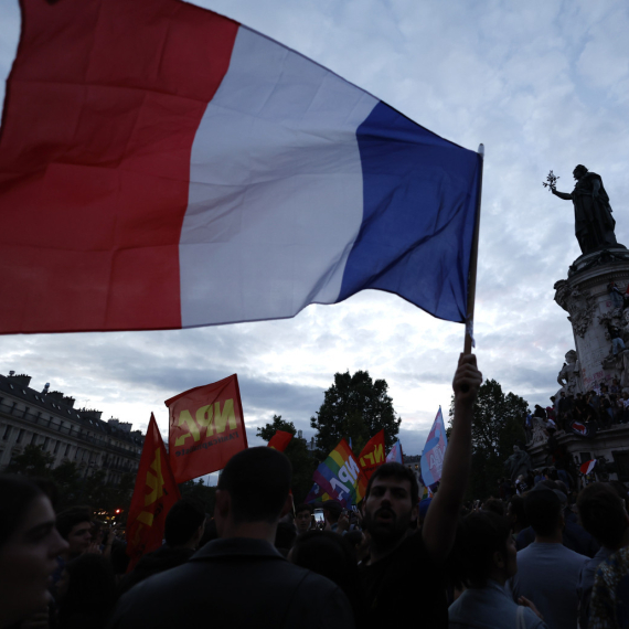 Izbori u Francuskoj: Demonstranti pale baklje; Premijer podnosi ostavku? FOTO/VIDEO