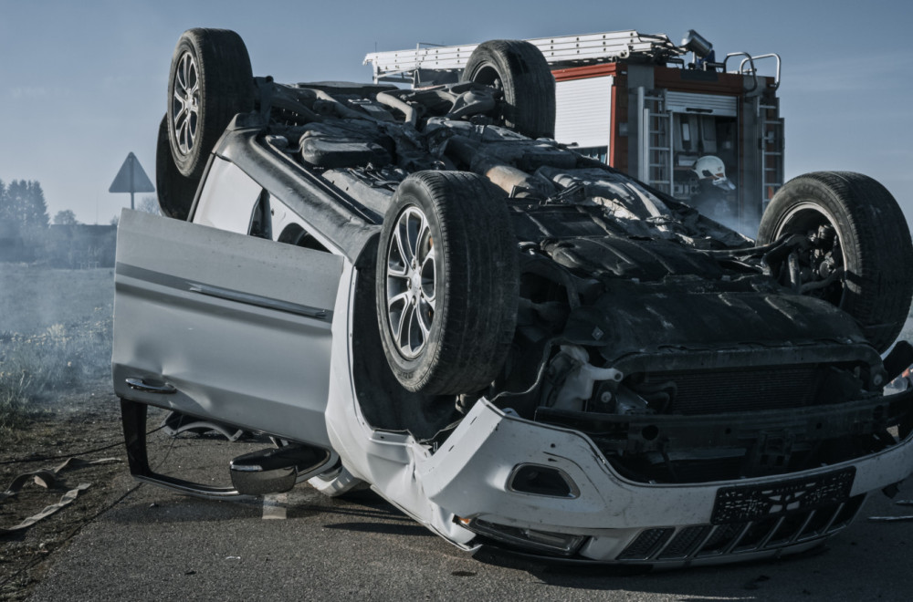 Saobraćajna nesreća kod Kruševca: Automobil završio na krovu, i to pored groblja FOTO