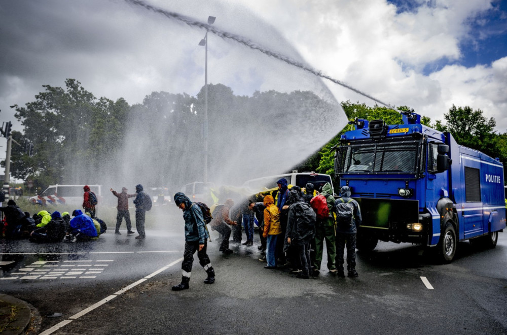 The Dutch police in The Hague fired water cannons at Greta Thunberg and fake environmentalists VIDEO