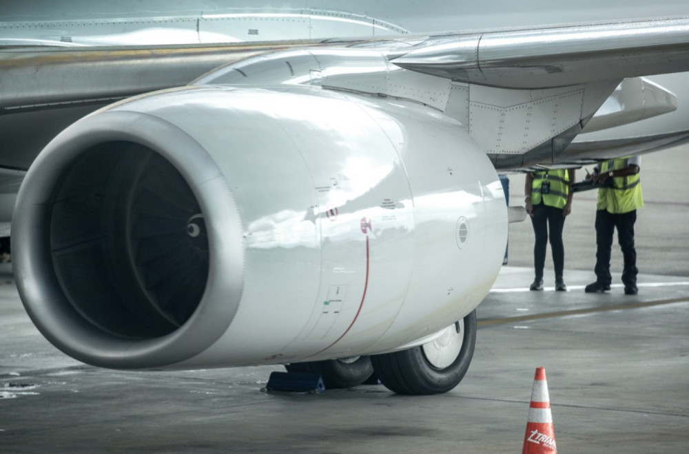 Drama na aerodromu: Motor aviona usisao mehaničara; buknuo i požar VIDEO