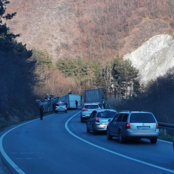 Saobraćajna nezgoda kod Kokinog Broda: Prevrnuo se teretnjak