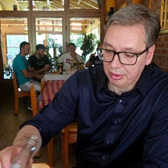 Vučić u Rudnu: Piće moje mladosti i posle sto godina jednu sam popio danas FOTO