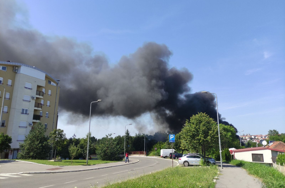 Veliki požar na Voždovcu: Gust, crni dim se širi naseljem FOTO/VIDEO