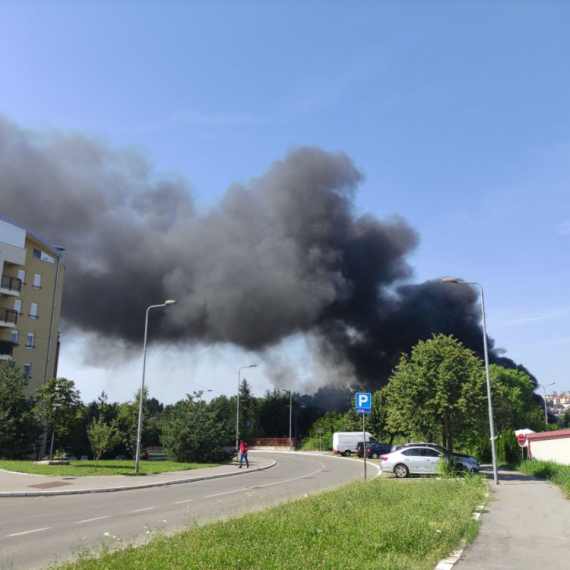 Veliki požar na Voždovcu: Gust, crni dim se širi naseljem FOTO/VIDEO