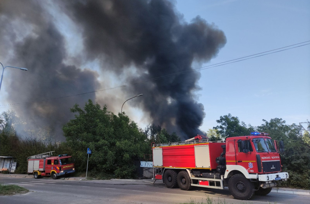 Prve slike sa mesta požara: Buktinju gase dva vatrogasna vozila; Policija na licu mesta FOTO/VIDEO