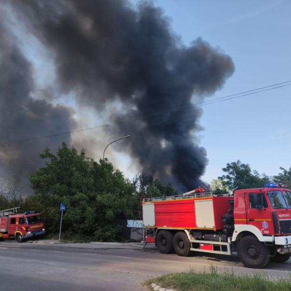 Prve slike sa mesta požara: Buktinju gase dva vatrogasna vozila; Policija na licu mesta FOTO/VIDEO