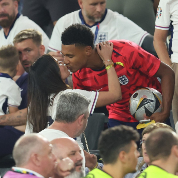 Aplauz za sočan poljubac na stadionu: Junak Engleske godinama ljubi ovu lepoticu FOTO