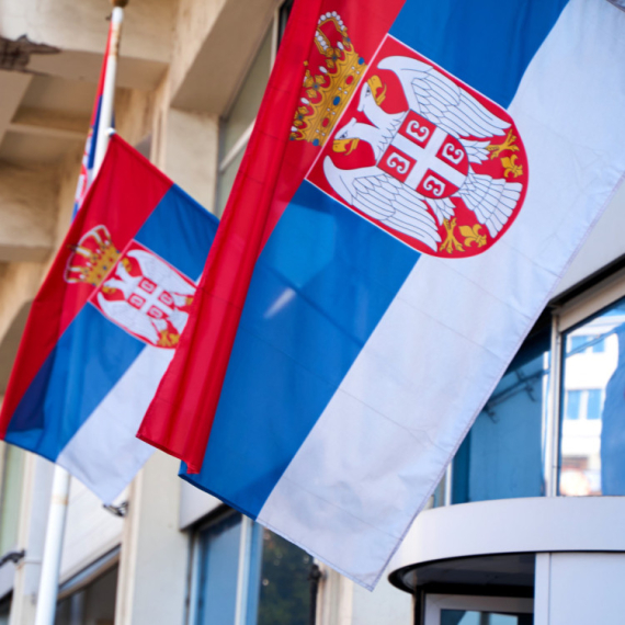 Zapaljena zastava Srbije