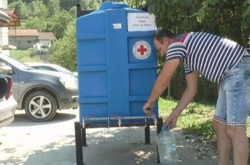 Nema je ni za piće, a ljudi zalivaju bašte: Grad ostaje bez vode?